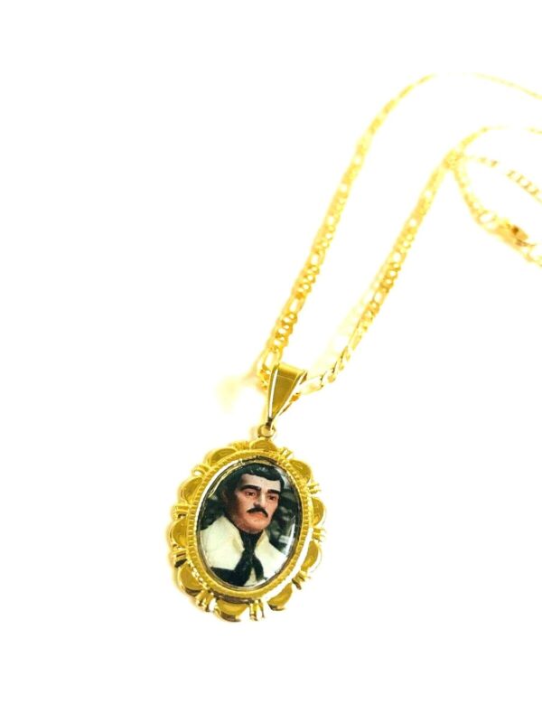 Santuario Jewelry Jesus Malverde Medalla y Cadena Figaro Gold Filled hecha a mano - Image 2