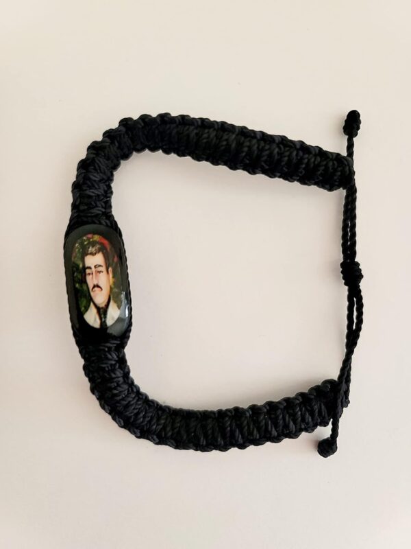 Set de Jesús Malverde con Rosario de Cristal Negro y Pulcera Tejida de Hilo - Image 2