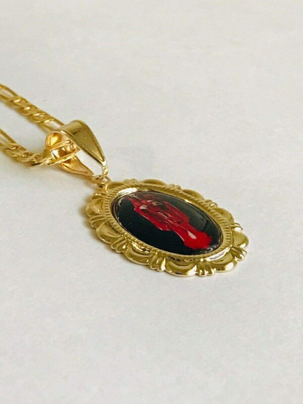 Santuario Jewelry Santa Muerte Roja y cadena Figaro gold filled - Image 6