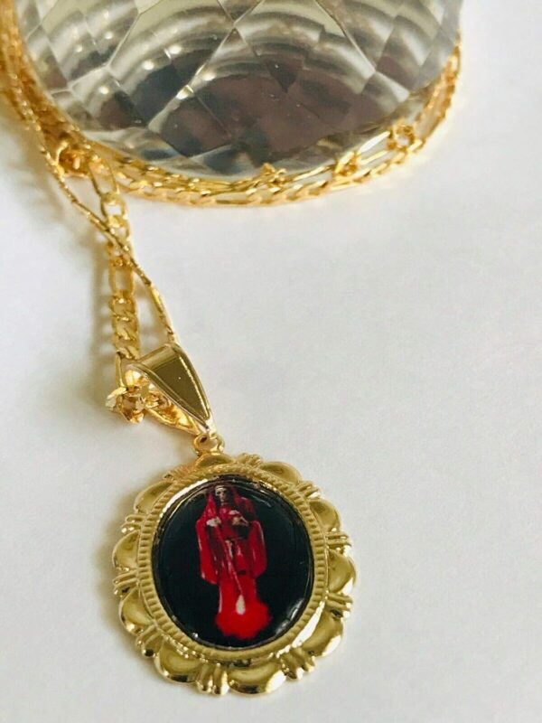 Santuario Jewelry Santa Muerte Roja y cadena Figaro gold filled - Image 2
