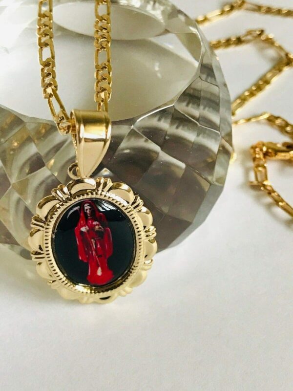 Santuario Jewelry Santa Muerte Roja y cadena Figaro gold filled - Image 4