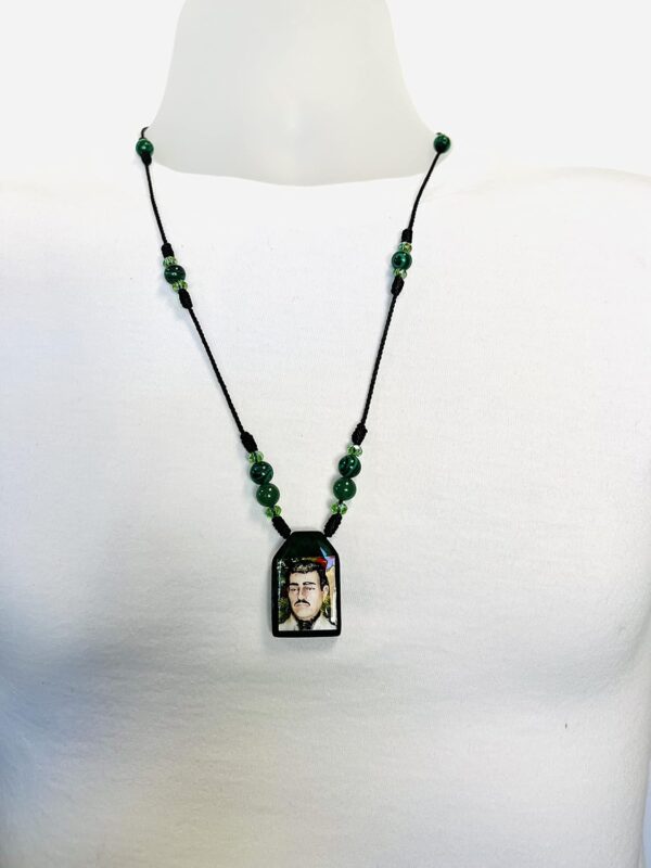 Escapulario Jesus Malverde de madera y piedras hecho a mano (Green) - Image 3