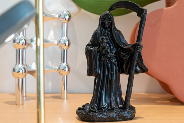 EASCHEER 5.3" Holy Death Santa Muerte Holding Scythe in Black Tunic Robe Statue, Grim Reaper Statue，Altar Sculpture, Standing Religious Decorative Figurine - Image 5