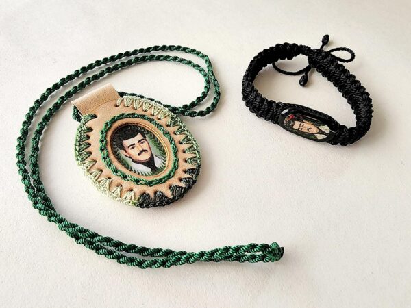 Set de Jesus Malverde, Tejido a Mano, Un Escapulario de Cuero de Color de Piel y Pulcera con Imagen - Image 3