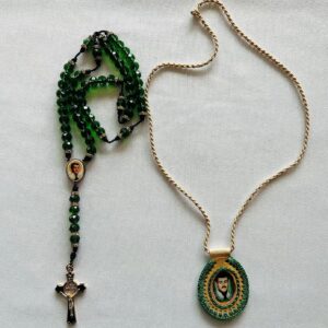 Set de Jesus Malverde con Rosario de Cristal Verde y Escapulario con la imagen de Malverde